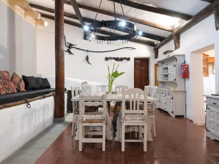 Holiday home Vivelorural Casa En Arucas Para Grupos Con Piscina